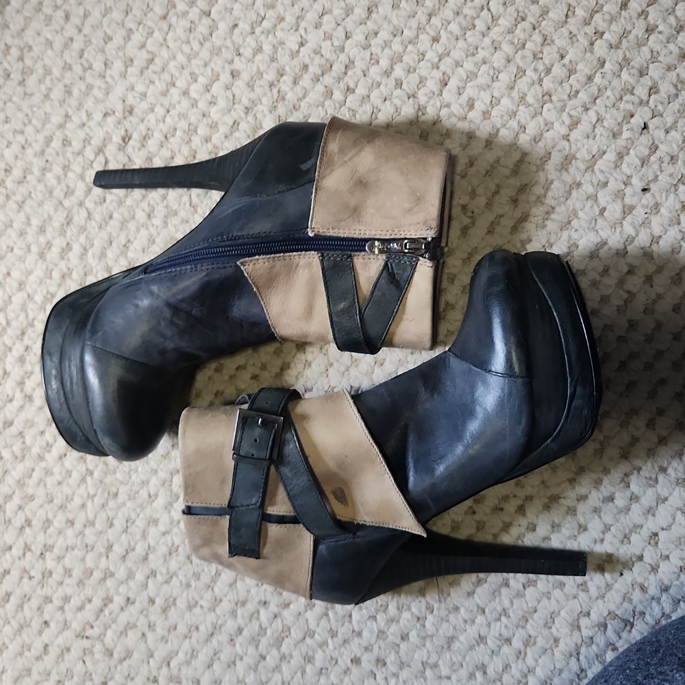 2 lips heeled booties